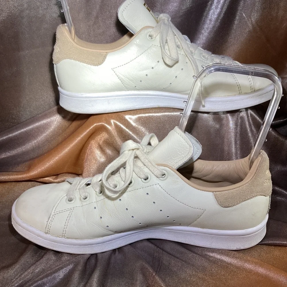 ADIDAS cream colored leather tennis‎ “Stan Smith” shoes. Size 8 us. Box7